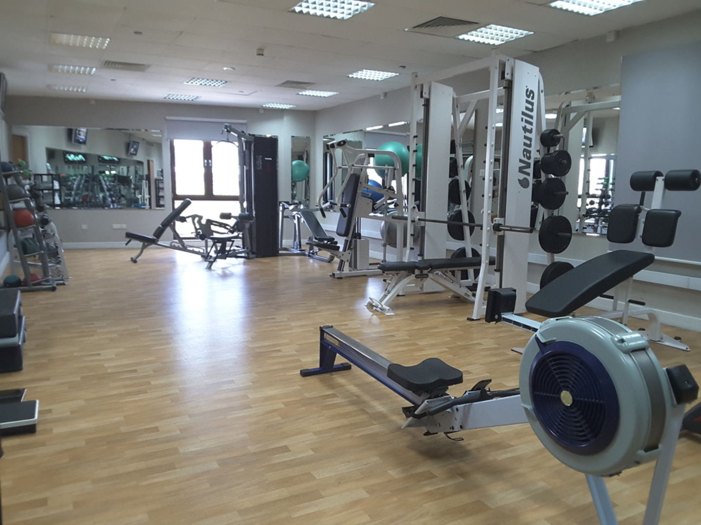 HiDubai-business-movenpick-fitness-center-sports-fitness-gyms-fitness-centres-pools-oud-metha-dubai-2
