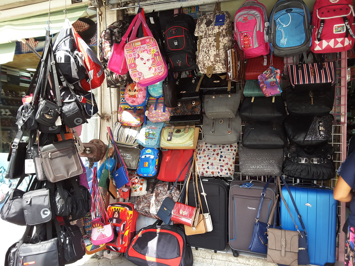 HiDubai-business-al-mirkhaniyah-trading-shopping-fashion-accessories-al-satwa-dubai-2