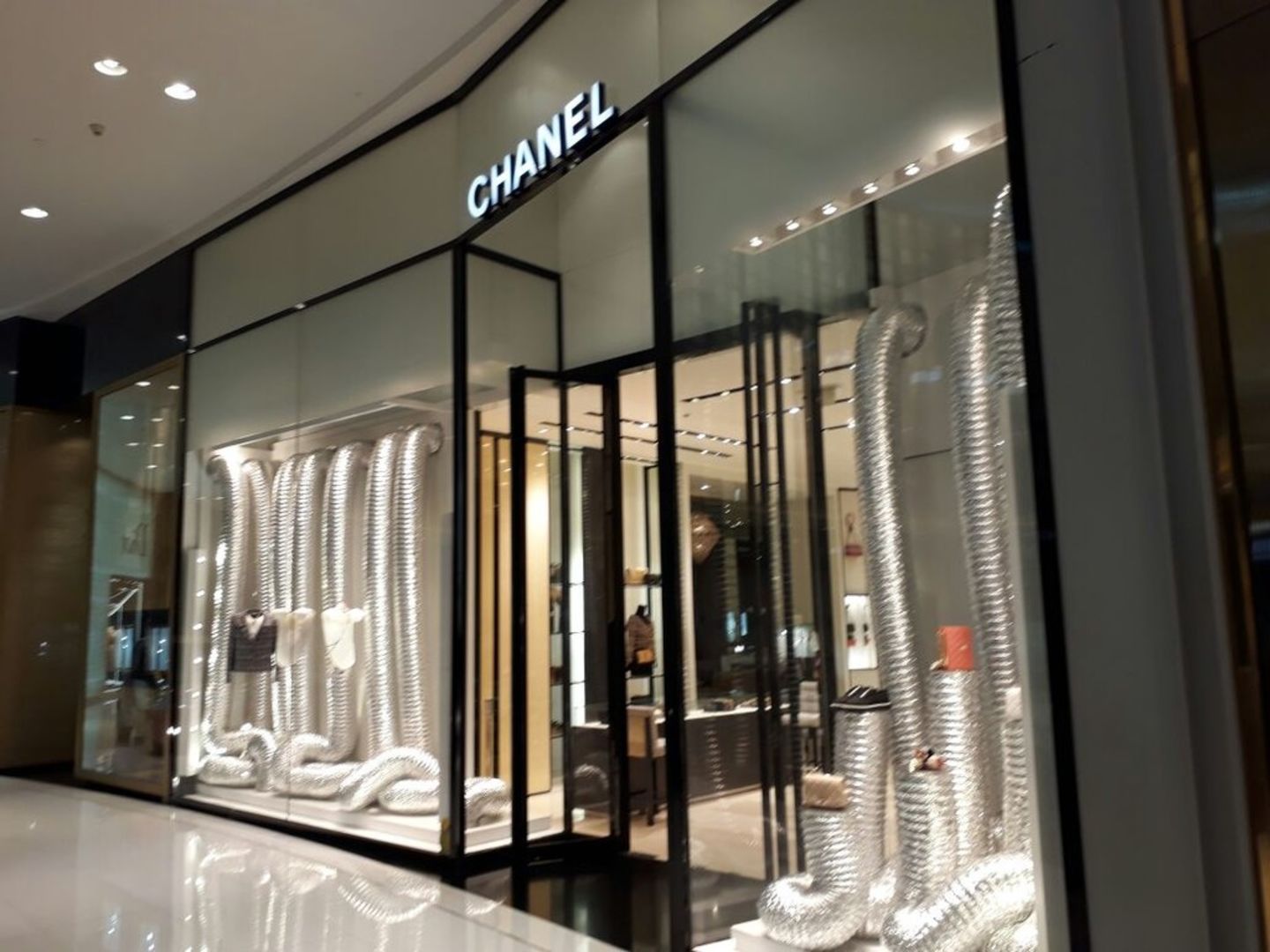 HiDubai-business-chanel-shopping-jewellery-precious-stones-burj-khalifa-dubai-2