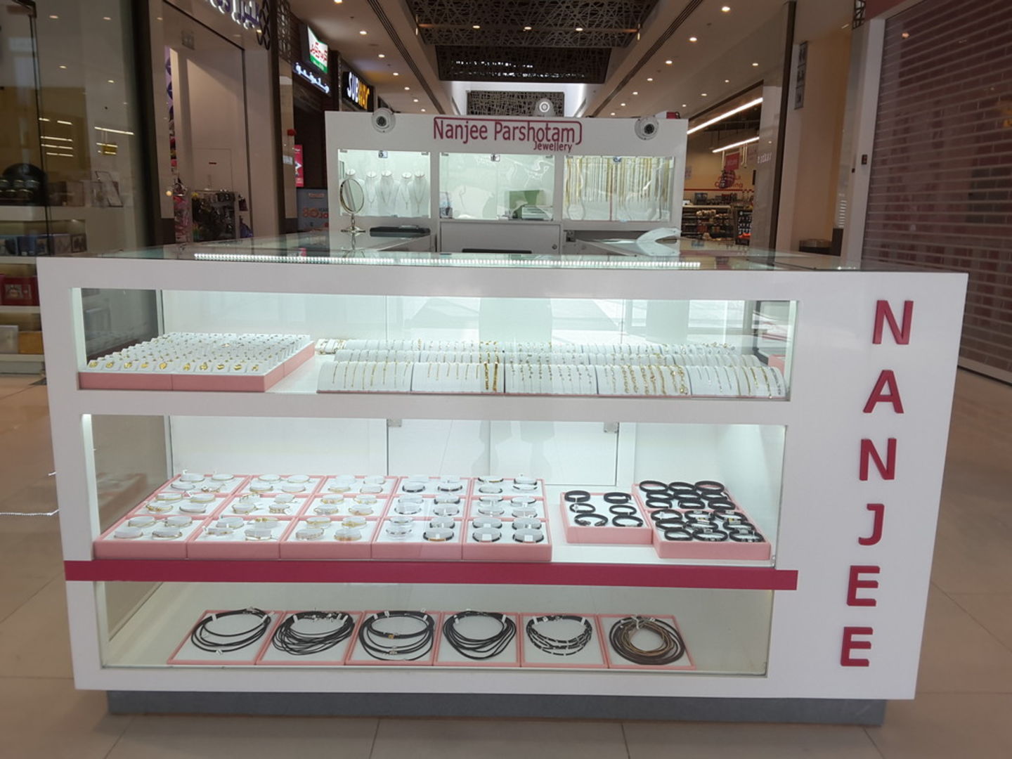 HiDubai-business-nanjee-parshotam-jewellery-shopping-jewellery-precious-stones-dubai-silicon-oasis-nadd-hessa-dubai