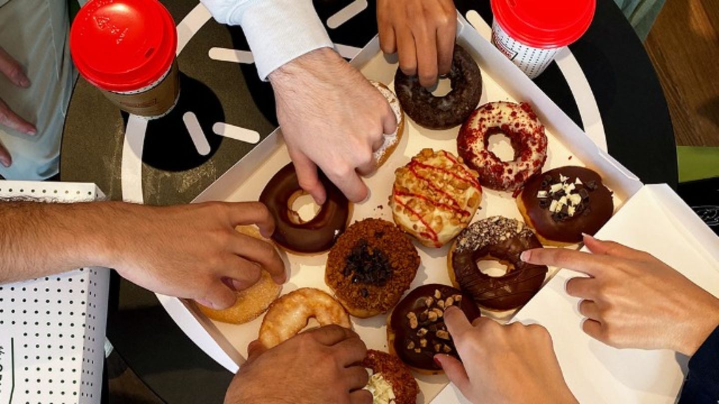 HiDubai-business-krispy-kreme-food-beverage-bakeries-desserts-sweets-springs-al-thanyah-4-dubai