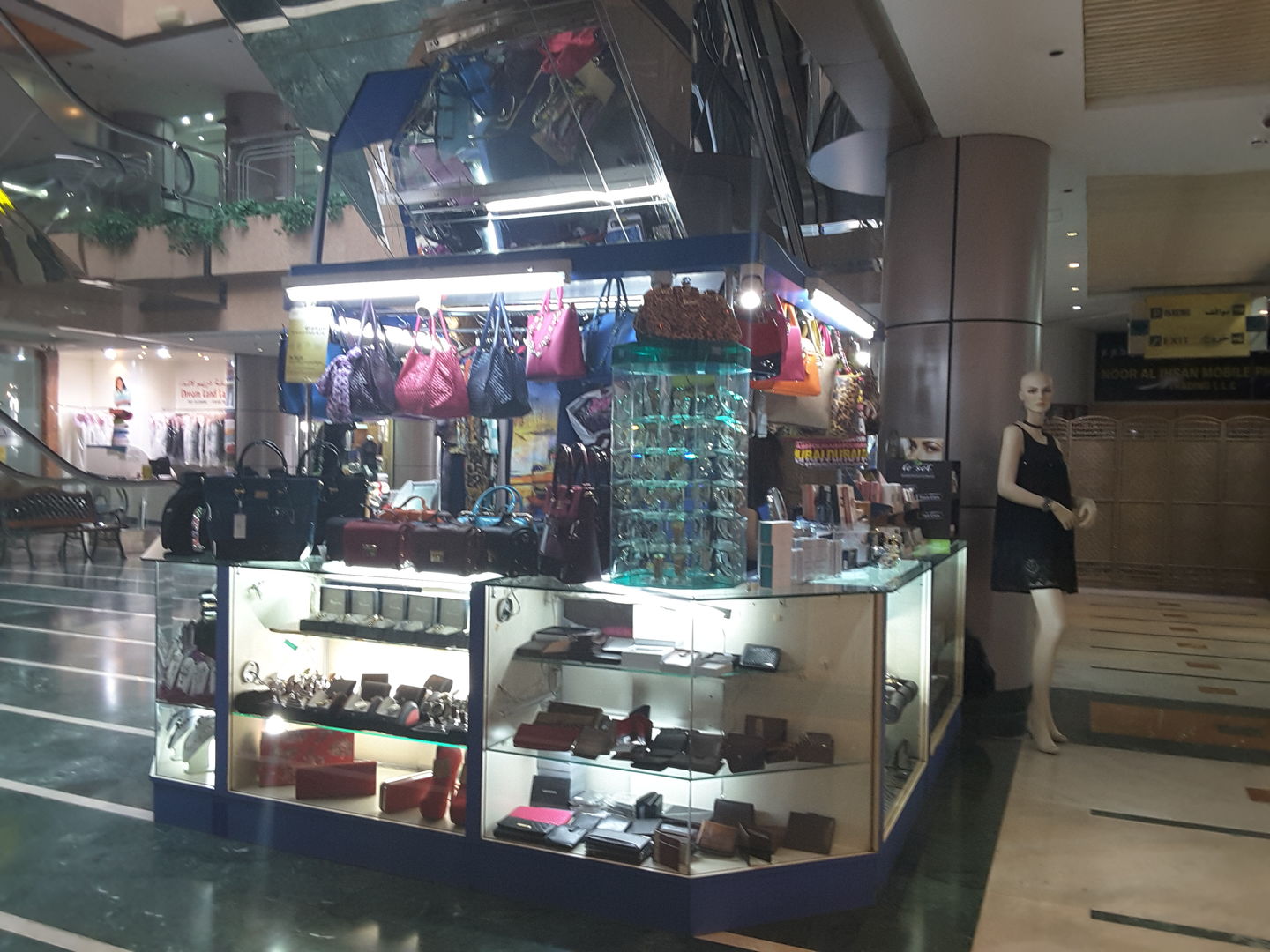 HiDubai-business-awashi-accessories-shopping-beauty-cosmetics-stores-al-muraqqabat-dubai-2