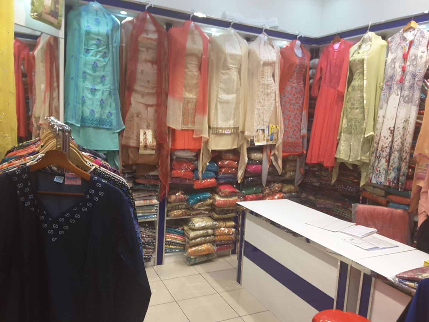 HiDubai-business-modern-zari-fashion-b2b-services-distributors-wholesalers-al-fahidi-al-souq-al-kabeer-dubai-2