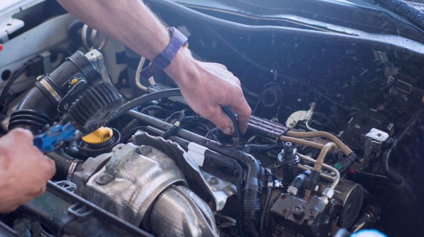 HiDubai-business-arabian-wheels-auto-maintenance-transport-vehicle-services-car-assistance-repair-al-khabaisi-dubai