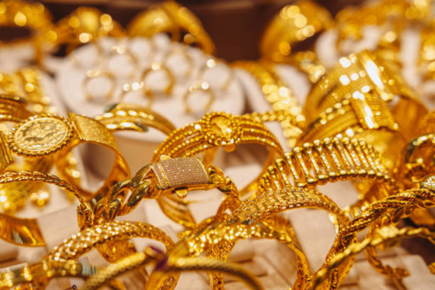 HiDubai-business-sona-imitation-jewellery-shopping-jewellery-precious-stones-meena-bazar-al-souq-al-kabeer-dubai