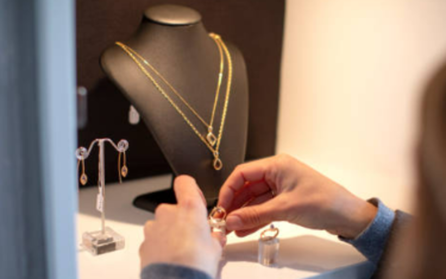 HiDubai-business-unique-art-goldsmith-shopping-jewellery-precious-stones-al-daghaya-dubai