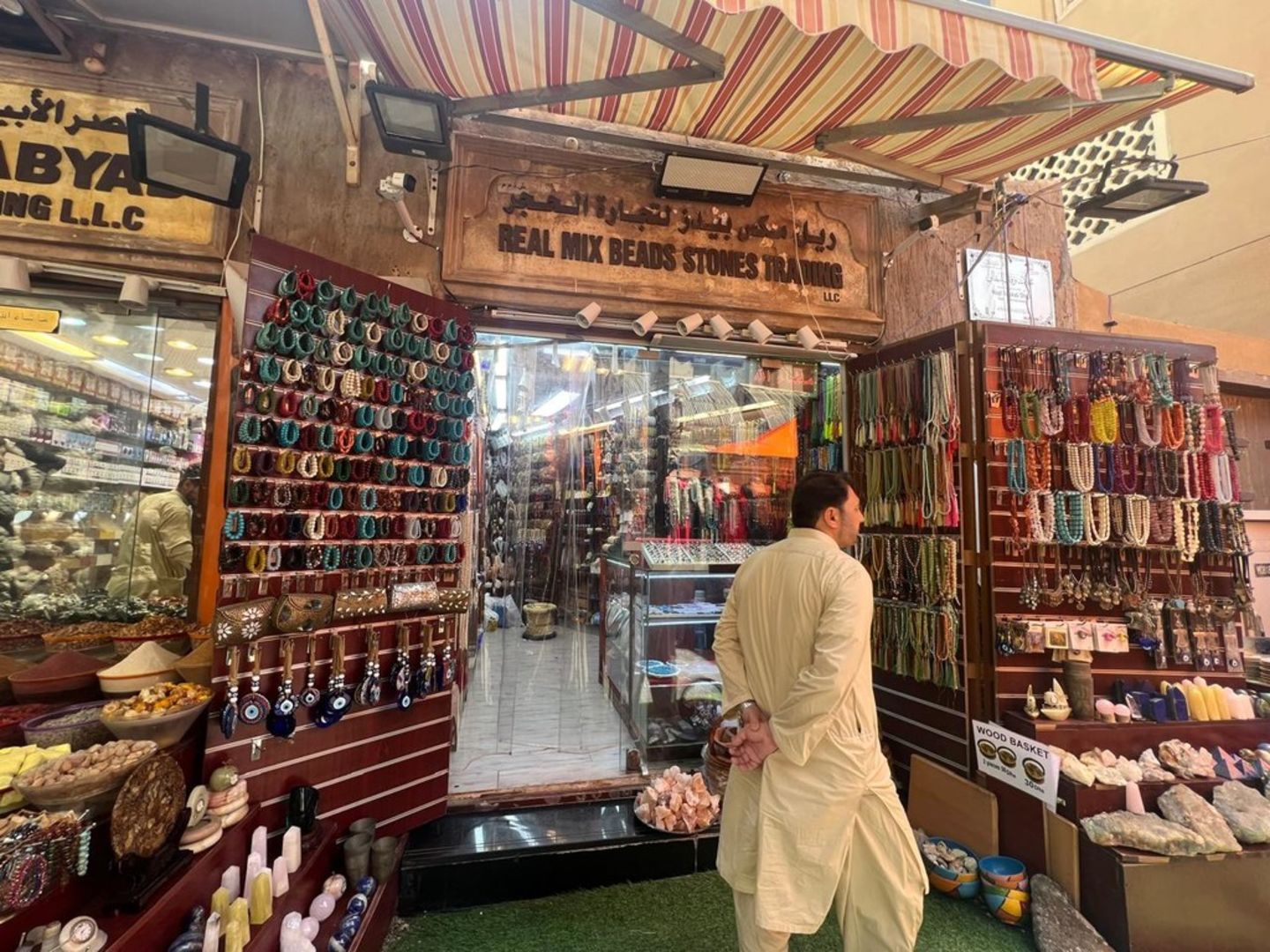 HiDubai-business-real-mix-beads-stones-trading-shopping-fashion-accessories-al-fahidi-al-souq-al-kabeer-dubai