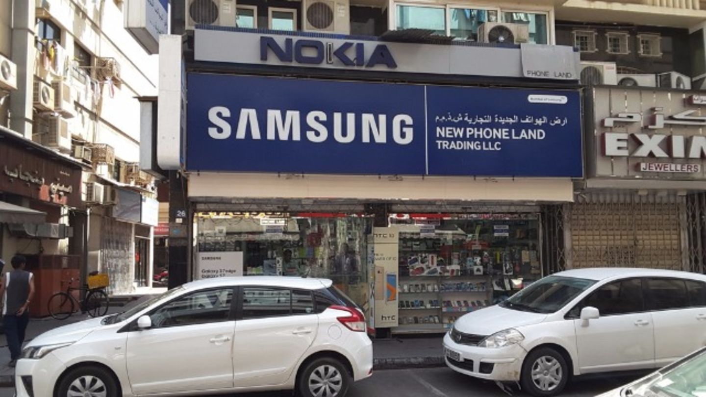HiDubai-business-samsung-new-phone-land-trading-shopping-consumer-electronics-meena-bazar-al-souq-al-kabeer-dubai-2