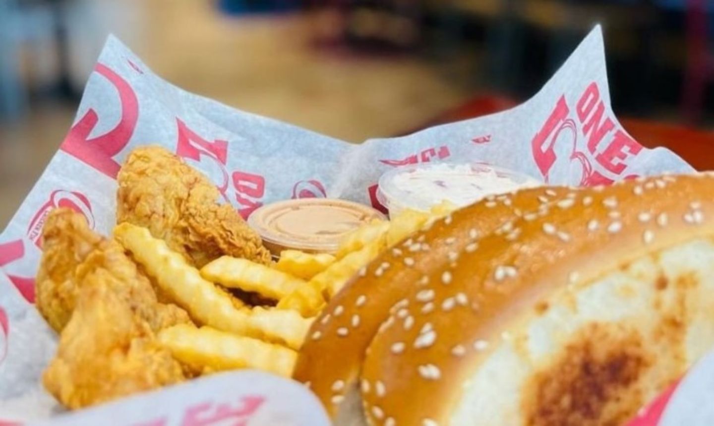 HiDubai-business-raising-canes-food-beverage-restaurants-bars-jumeirah-beach-residence-marsa-dubai-dubai