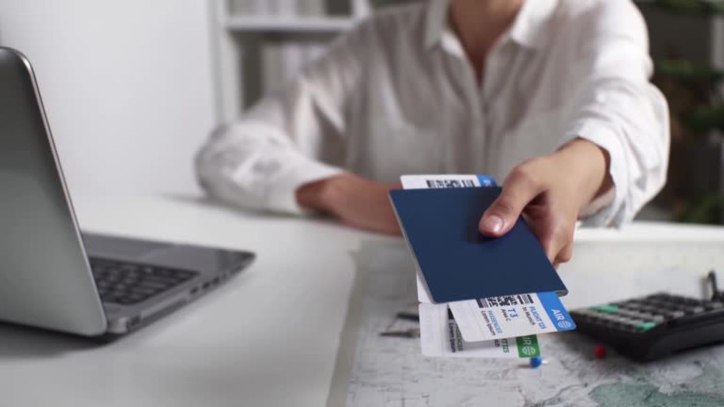 HiDubai-business-fly-world-travel-and-tourism-hotels-tourism-travel-ticketing-agencies-hor-al-anz-dubai