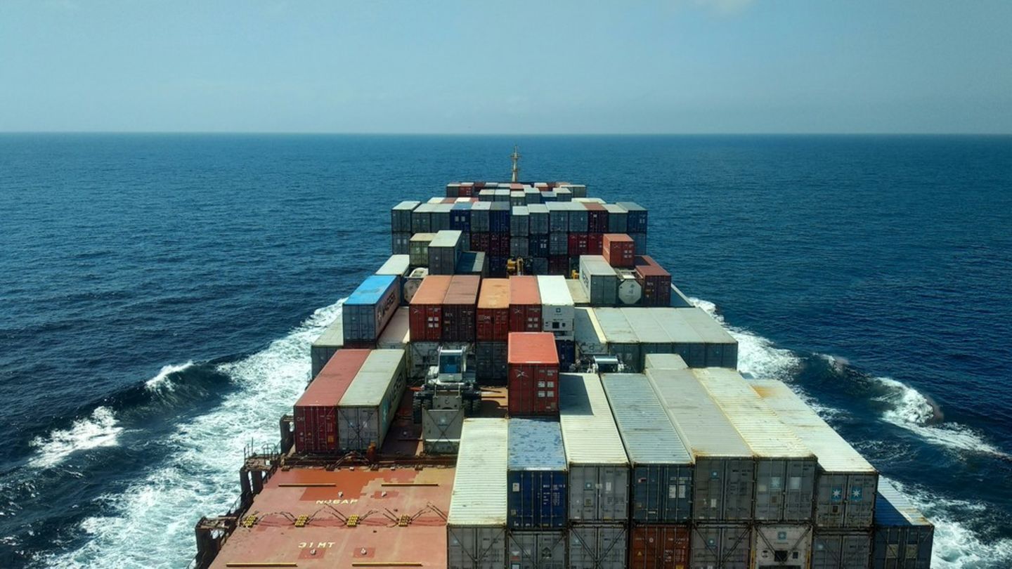 HiDubai-business-sarour-cargo-shipping-logistics-air-cargo-services-hor-al-anz-dubai