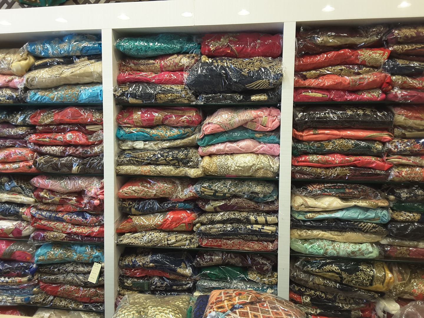 HiDubai-business-harry-plaza-trading-shopping-apparel-meena-bazar-al-souq-al-kabeer-dubai-2