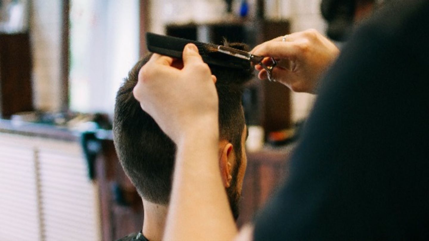 HiDubai-business-nad-al-shebah-gents-saloon-beauty-wellness-health-beauty-salons-oud-metha-dubai