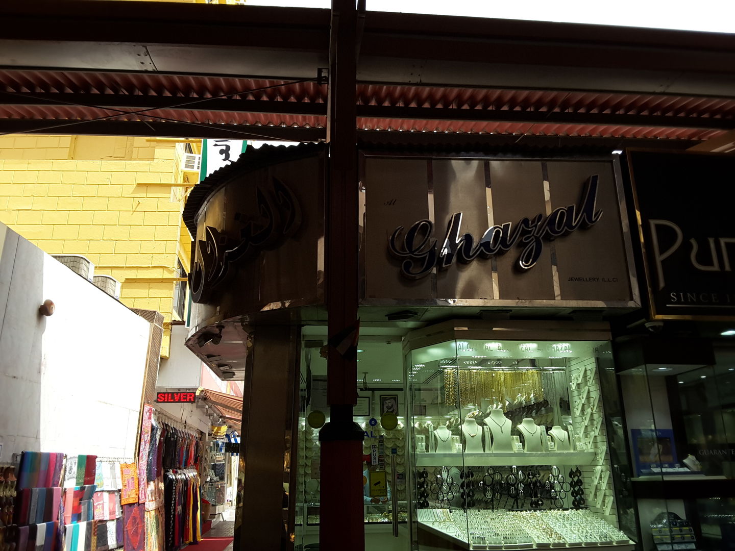 HiDubai-business-al-ghazal-jewellery-shopping-jewellery-precious-stones-al-buteen-dubai-2