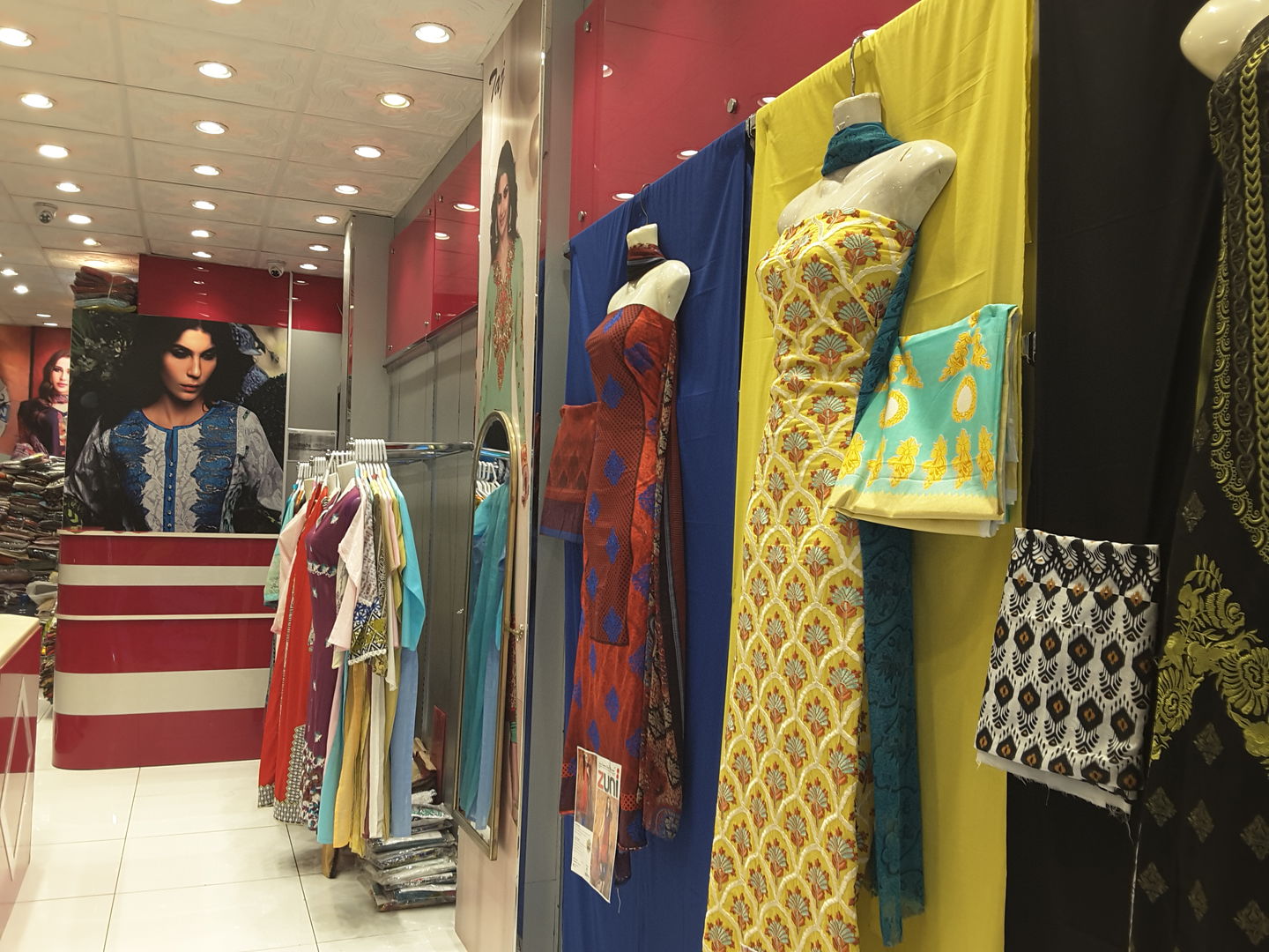 HiDubai-business-ever-light-fashion-shopping-apparel-meena-bazar-al-souq-al-kabeer-dubai-2