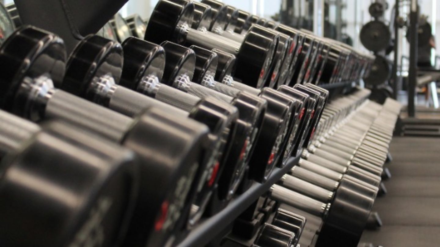 HiDubai-business-w-world-gym-sports-fitness-gyms-fitness-centres-pools-umm-ramool-dubai