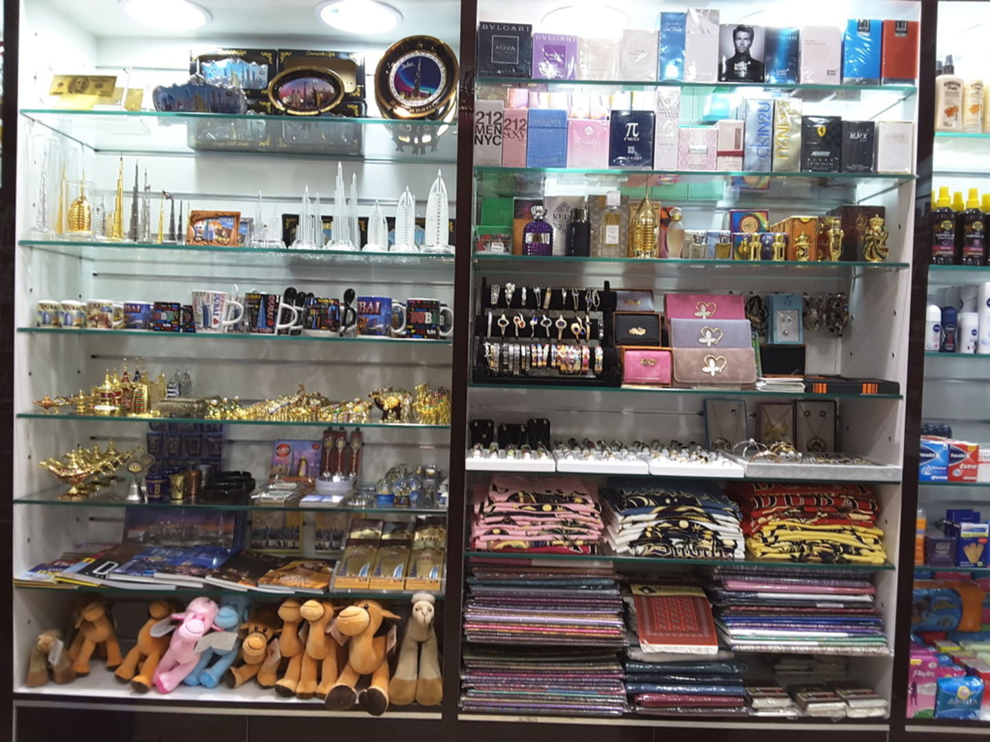 HiDubai-business-al-bonyan-shopping-souvenirs-gifts-jumeirah-beach-residence-marsa-dubai-dubai-2
