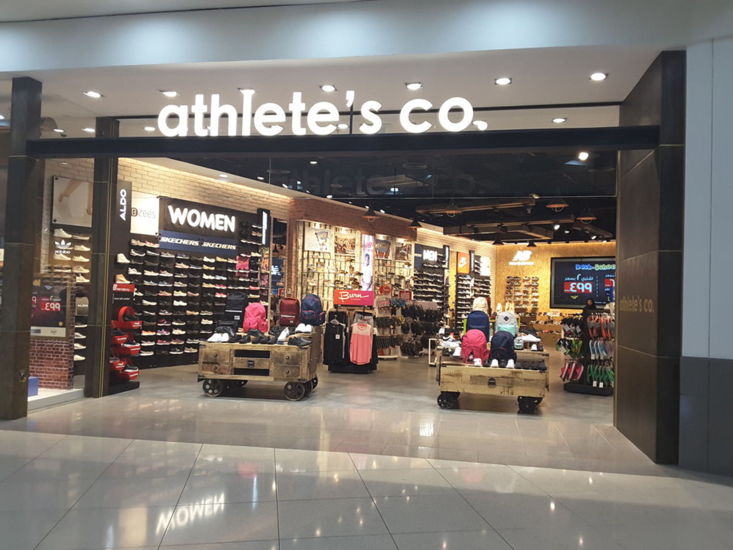 HiDubai-business-athletes-co-shopping-footwear-port-saeed-dubai-5