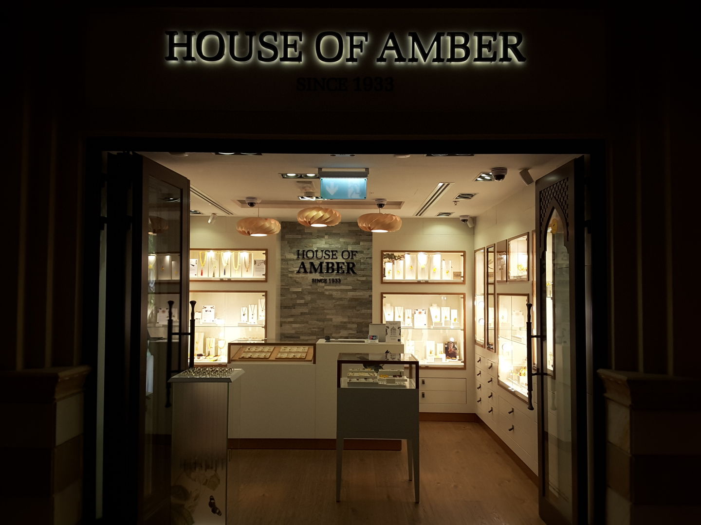 HiDubai-business-house-of-amber-jewellery-shopping-jewellery-precious-stones-burj-khalifa-dubai-2