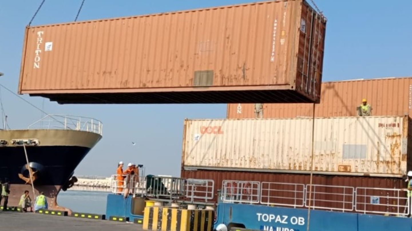 HiDubai-business-ameer-al-behar-shipping-shipping-logistics-sea-cargo-services-al-hamriya-port-dubai