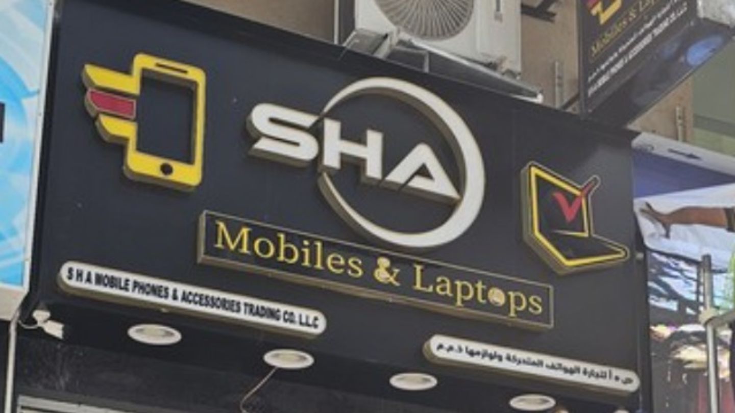 HiDubai-business-sha-mobiles-and-laptops-shopping-consumer-electronics-meena-bazar-al-souq-al-kabeer-dubai