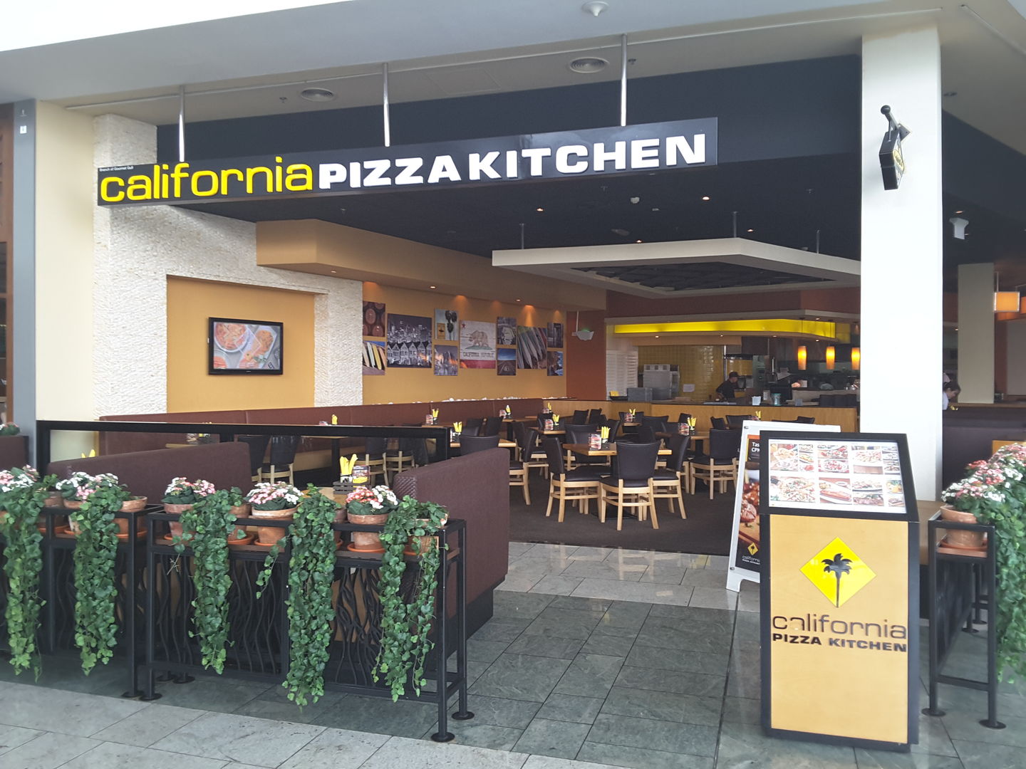 HiDubai-business-california-pizza-kitchen-food-beverage-restaurants-bars-mirdif-dubai-2