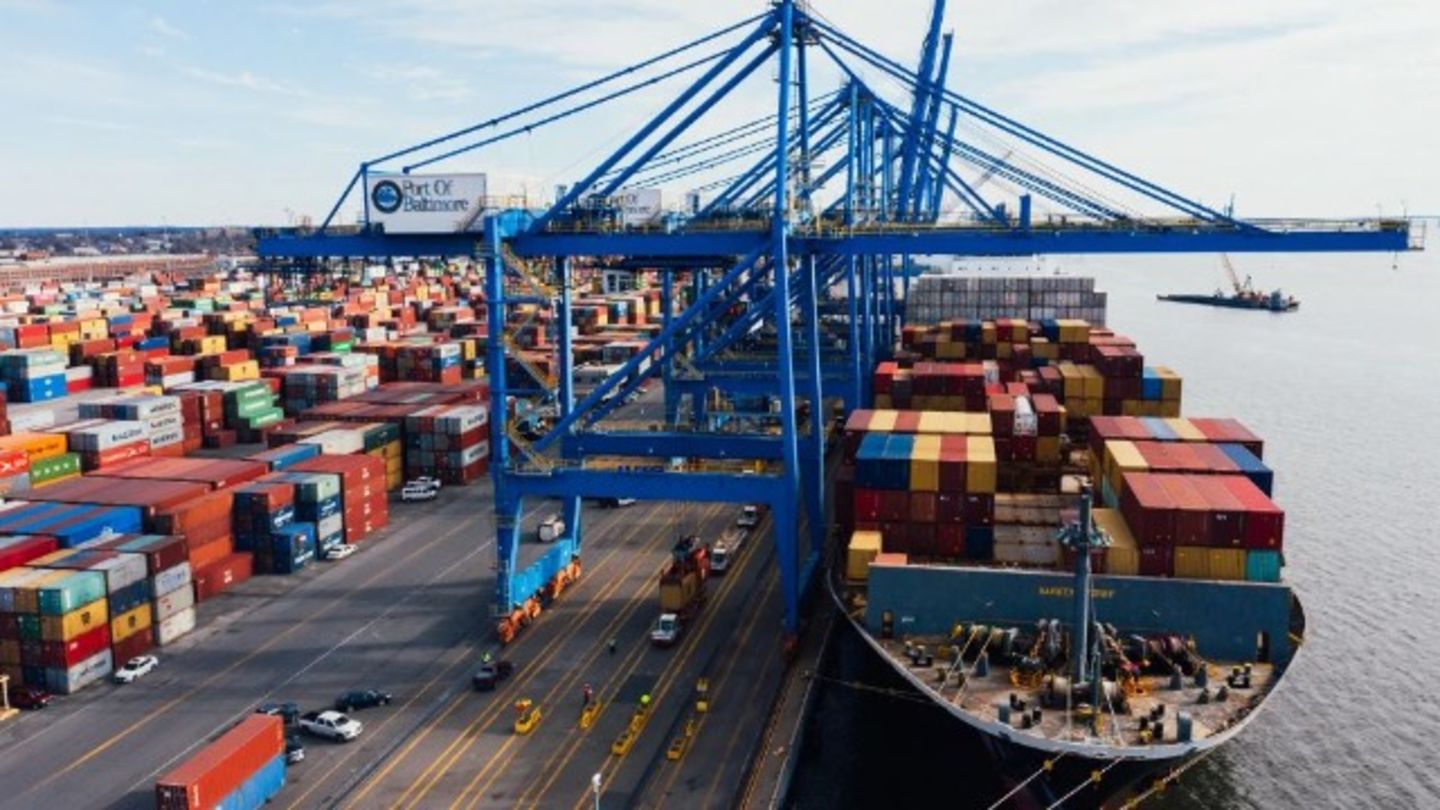 HiDubai-business-al-fooz-al-qadem-shipping-shipping-logistics-sea-cargo-services-port-saeed-dubai