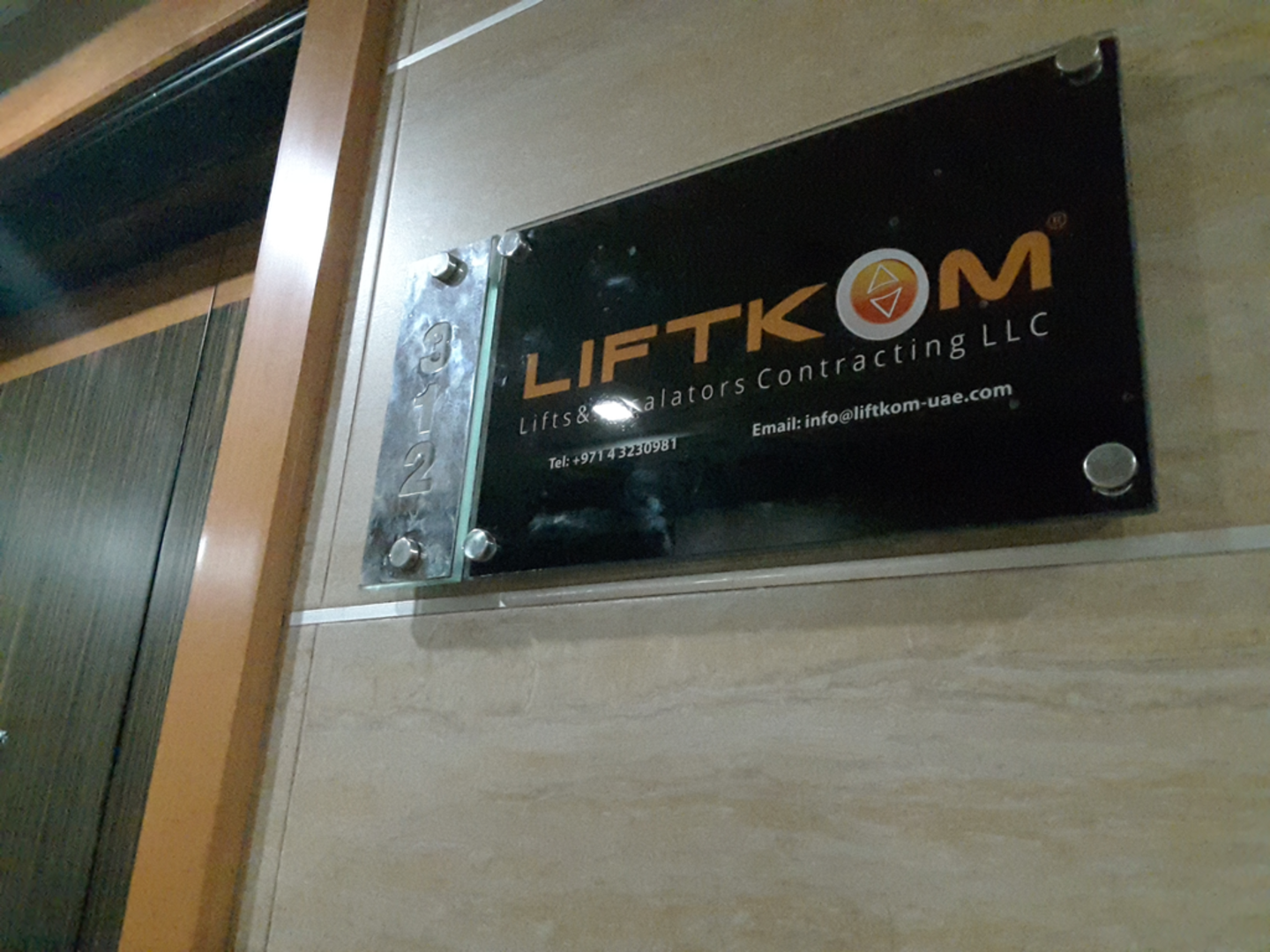 HiDubai-business-lift-kom-lifts-escalators-contracting-construction-heavy-industries-heavy-equipment-machinery-dubai-silicon-oasis-nadd-hessa-dubai