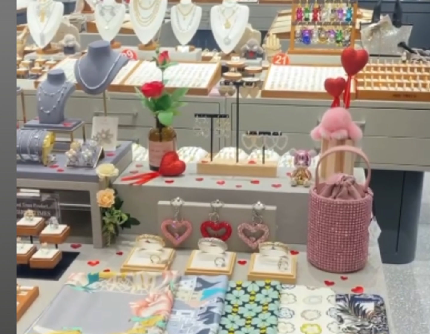 HiDubai-business-red-trees-shopping-jewellery-precious-stones-international-city-warsan-1-dubai