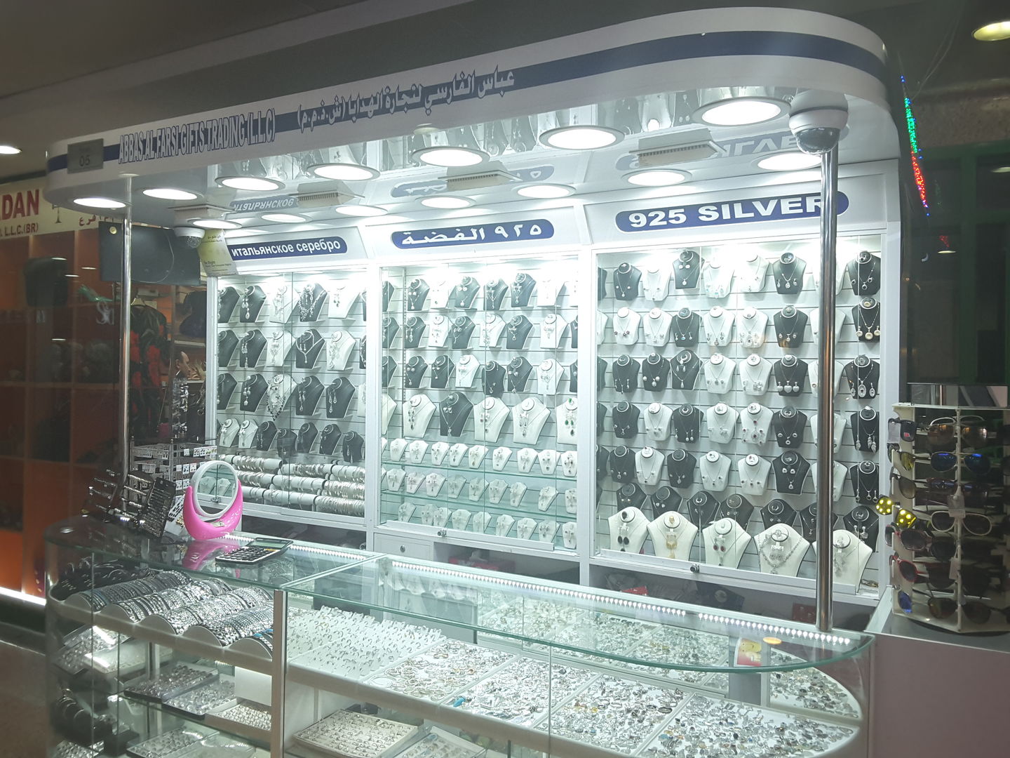 HiDubai-business-abbas-al-farsi-gifts-trading-shopping-jewellery-precious-stones-al-karama-dubai-2