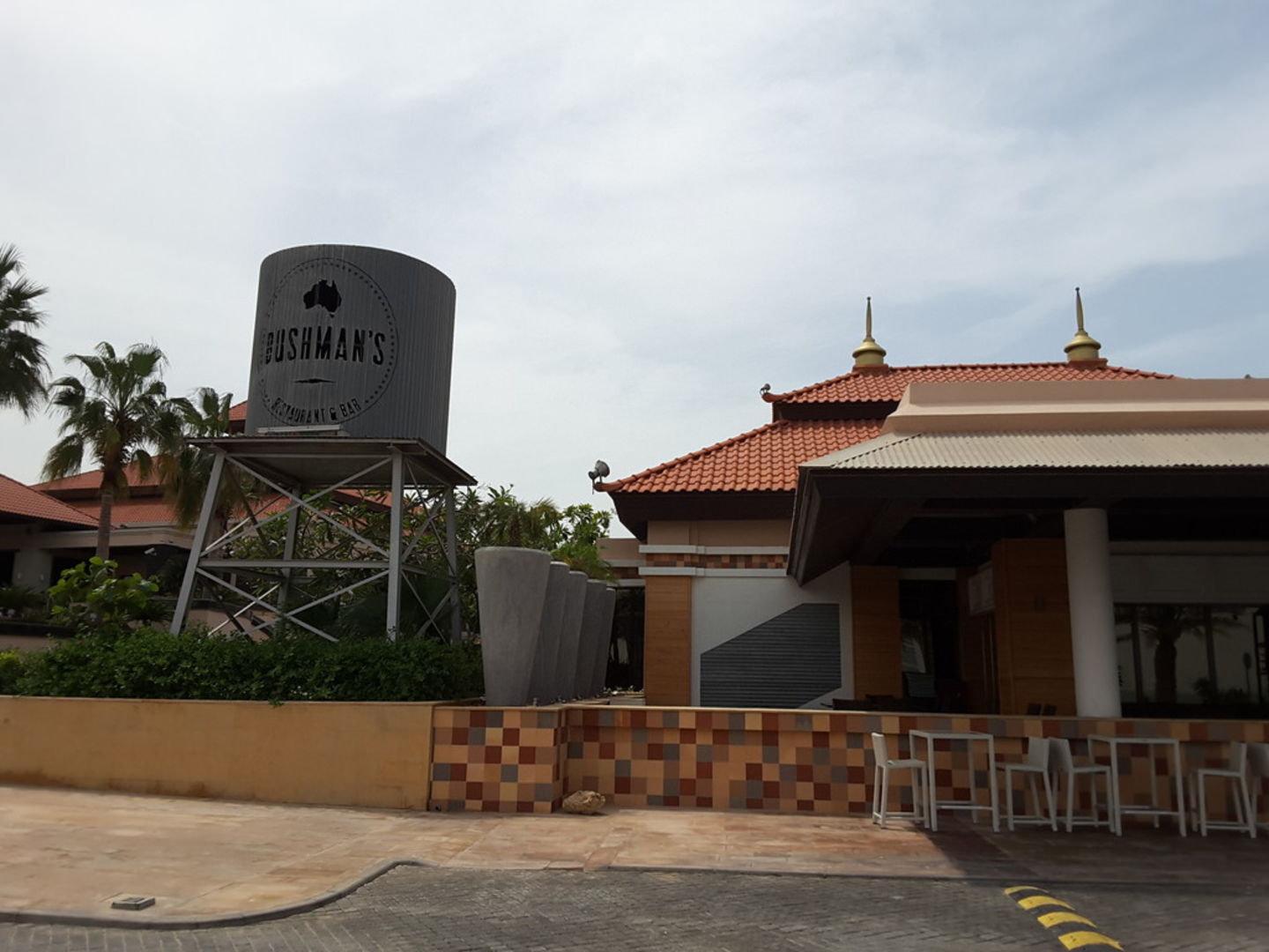 HiDubai-business-bushmans-restaurant-bar-food-beverage-restaurants-bars-the-palm-jumeirah-nakhlat-jumeirah-dubai