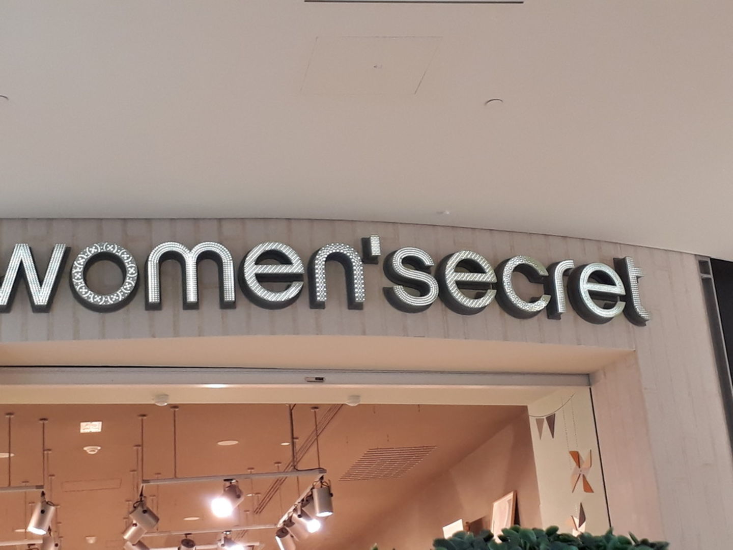 HiDubai-business-womens-secret-shopping-apparel-burj-khalifa-dubai-2