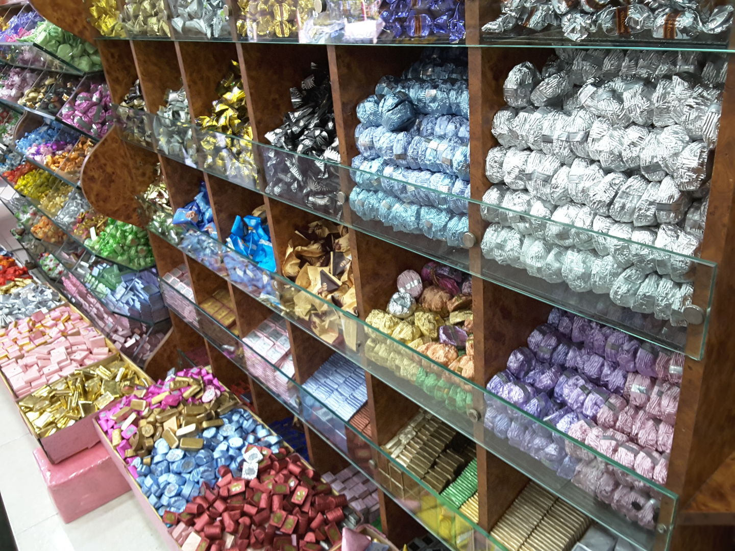 HiDubai-business-afamia-al-cham-shopping-souvenirs-gifts-al-muteena-dubai-2