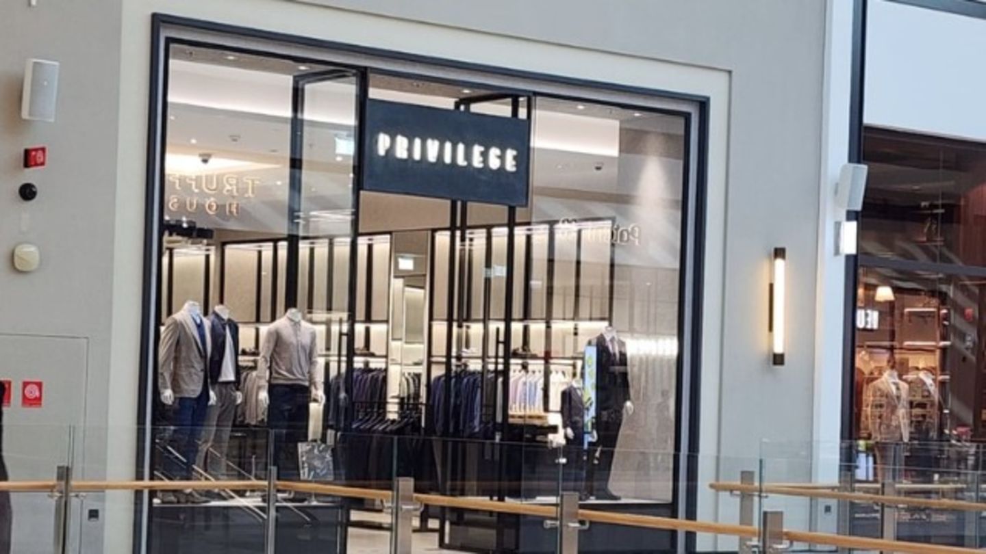 HiDubai-business-privilege-shopping-custom-clothes-designers-hadaeq-shaikh-mohammad-bin-rashid-dubai