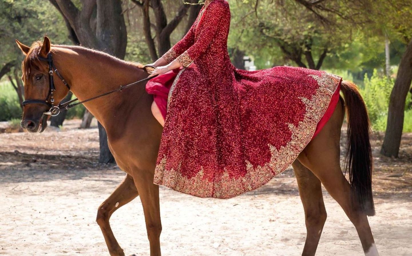 HiDubai-business-shaveta-anuj-house-of-ghungat-shopping-apparel-meena-bazar-al-souq-al-kabeer-dubai