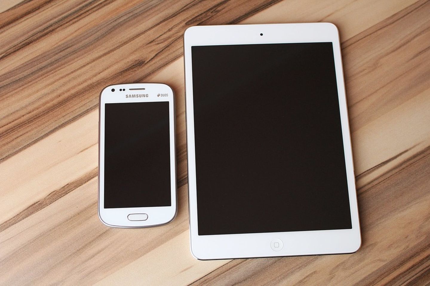 HiDubai-business-najmat-al-sheraa-mobile-phones-accessories-trading-shopping-consumer-electronics-al-murar-dubai