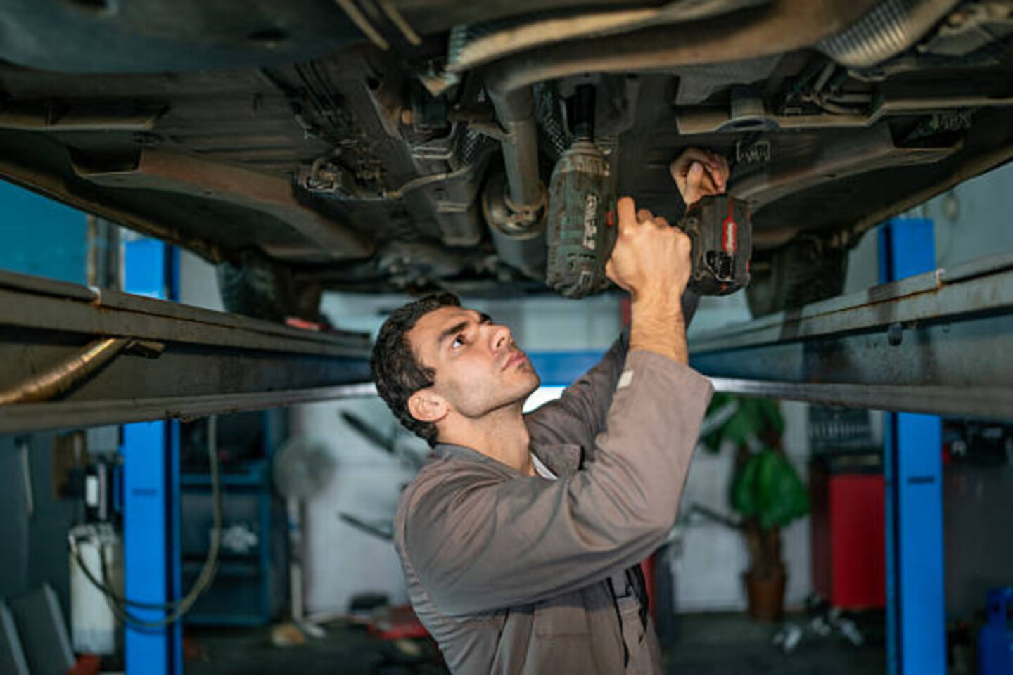 HiDubai-business-royal-glamour-car-repairing-garage-transport-vehicle-services-car-assistance-repair-umm-ramool-dubai