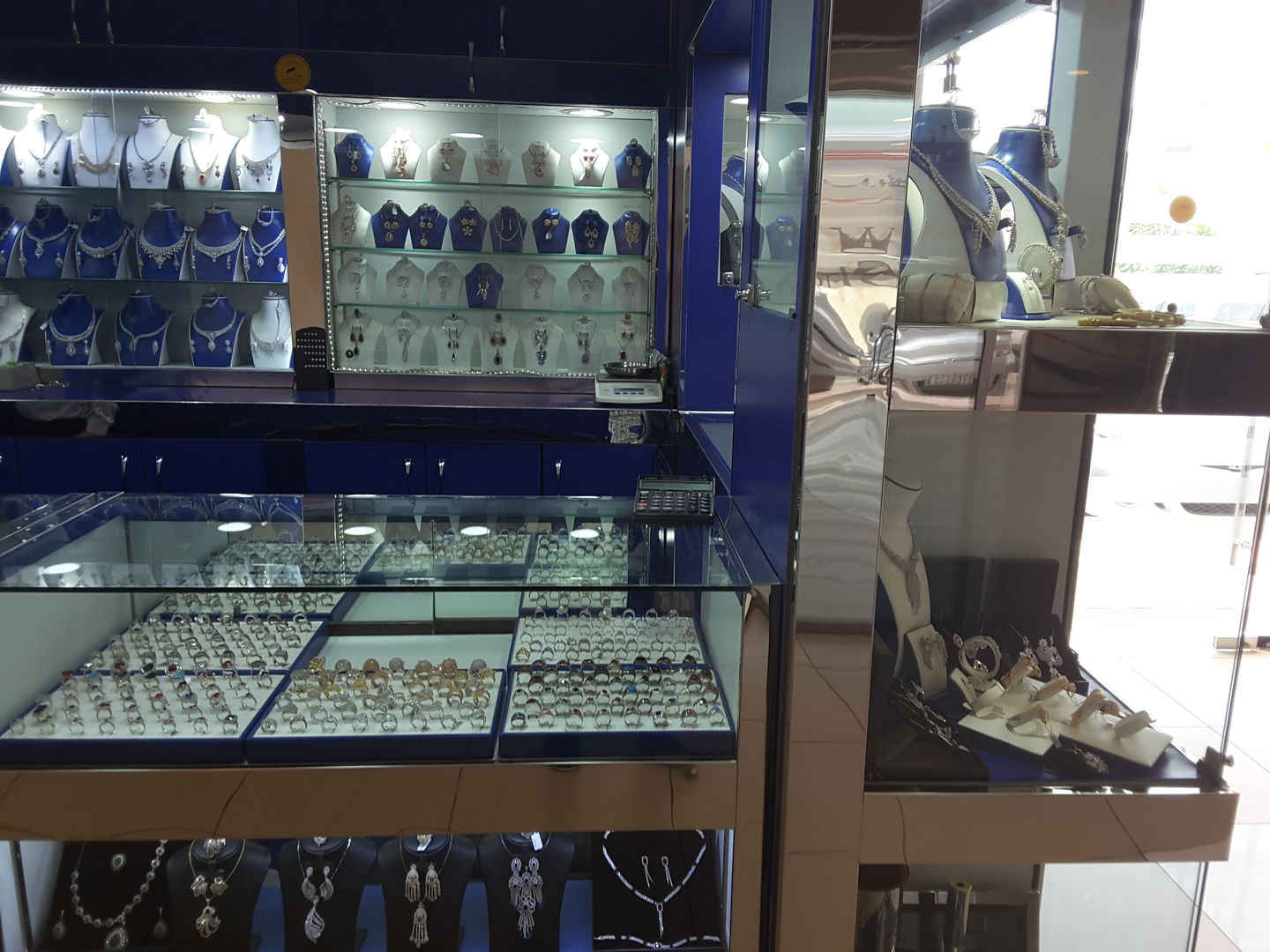HiDubai-business-noor-abbas-gift-corner-kiosk-shopping-jewellery-precious-stones-jumeirah-1-dubai-2